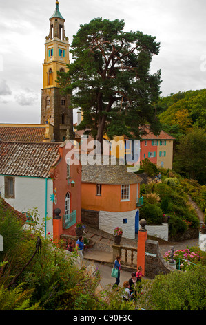 Le village de Portmeirion et clocher de l'église fondée par Sir Clough Williams-Ellis architekt gallois en 1926 Portmeirion au Pays de Galles UK Banque D'Images