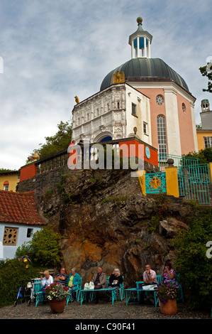 Café dans le village de Portmeirion, fondé par Sir Clough Williams-Ellis architekt gallois en 1926, Portmeirion, Pays de Galles, Royaume-Uni Banque D'Images