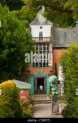 Hôtel de ville avec Statue d'hercule Le village de Portmeirion fondé par Sir Clough Williams-Ellis architekt gallois en 1926 Pays de Galles UK Banque D'Images