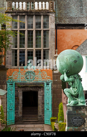 Statue d'Hercule à l'extérieur de l'hôtel de ville Village de Portmeirion fondé par Sir Clough Williams-Ellis architekt gallois en 1926 au Pays de Galles Banque D'Images