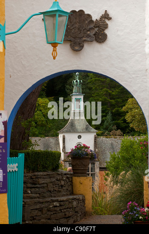 Vue à travers une voûte du village de Portmeirion fondé par Sir Clough Williams-Ellis architekt gallois en 1926 Portmeirion Wale Banque D'Images