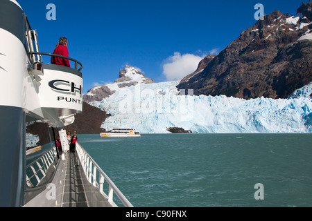 L'homme regardant vers le glacier Spegazzini Glacier Lago Argentino Parc National Los Glaciares, près d'El Calafate Patagonie Argenti Banque D'Images