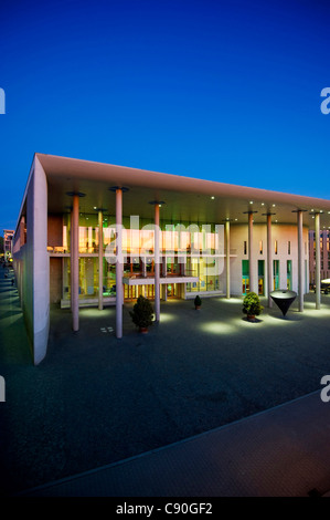 Concert hall éclairé le soir, Freiburg im Breisgau, Bade-Wurtemberg, Allemagne, Europe Banque D'Images