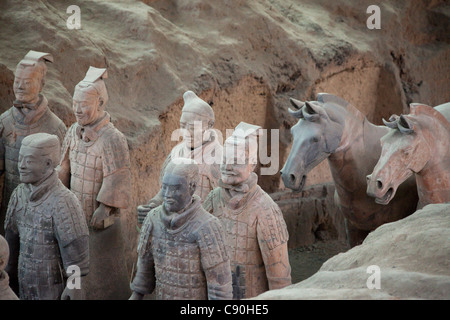 Des soldats de l'Armée de terre cuite du Premier Empereur de Chine, près du mausolée de Shi Huangdi près de Xi'an dans la province du Shaanxi Peop Banque D'Images