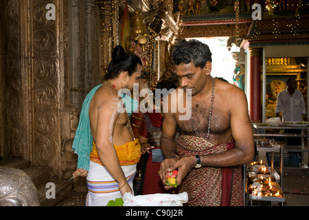 Temple Sri Veerama Kaliamman temple : prêtres et fidèles Banque D'Images