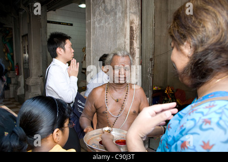 Temple Sri Veerama Kaliamman temple : prêtres et fidèles Banque D'Images