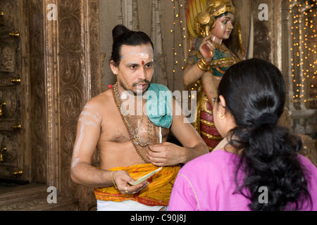 Temple Sri Veerama Kaliamman temple : prêtres et fidèles Banque D'Images