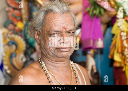 Sri Veerama Kaliamman Temple : prêtre du temple Banque D'Images