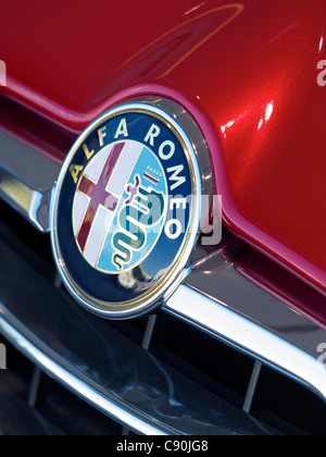 Alfa Romeo badge logo sur le devant d'un 2012 modèle 155/916. Banque D'Images