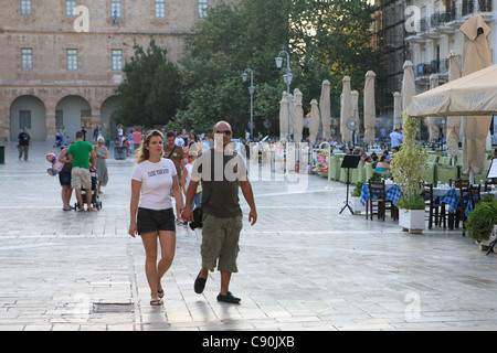 Les gens à propos de fraisage dans Syntagmatos Square, Nafplion, Grèce Banque D'Images