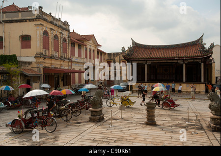 Trishaws sur place en face de Kongsi Temple de clan, Georgetown, Penang, Malaisie, Asie Banque D'Images