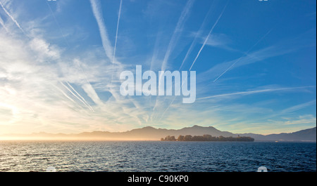 Dans l'humeur du matin Gstadt avec vue sur Fraueninsel, Chiemsee, Chiemgau, Haute-Bavière, Bavière, Allemagne Banque D'Images