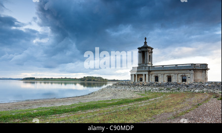 Normanton église sur Rutland Water Banque D'Images