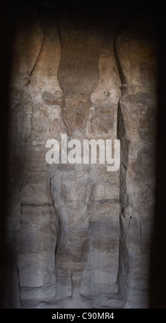 L'art égyptien petit temple ou temple d'Hathor. Vue de l'intérieur. Deux dieux taillées dans la roche. Abu Simbel. L'Égypte Banque D'Images