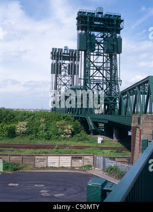 Le pont de Newport est un pont sur le fleuve Tees près de Middlesborough. Il s'ouvre pour l'expédition. Il y a deux hautes tours. Banque D'Images