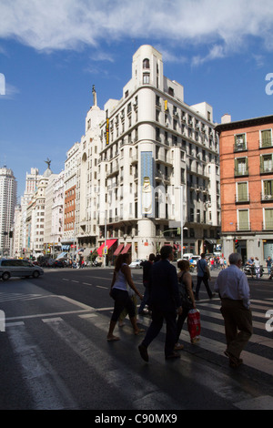 Les gens les piétons traversant la Gran Via à Madrid, Espagne Banque D'Images