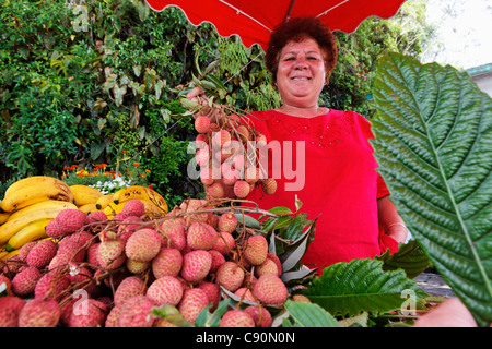 Femme vendant des litchis à un décrochage, La Plaine des Palmistes, La Réunion, océan Indien Banque D'Images