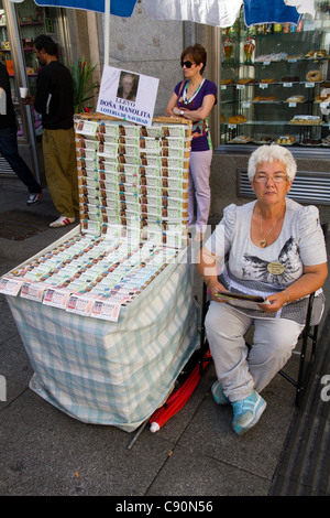 Les vendeurs de billets de loterie femme, Madrid, Spain, Europe Banque D'Images