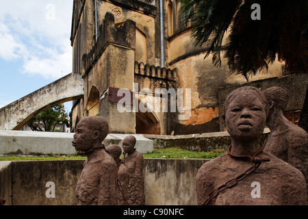 Monument de l'esclavage par Clara Soenaes sur le site historique du marché des esclaves, près de la cathédrale anglicane Stonetown Zanzibar C Banque D'Images