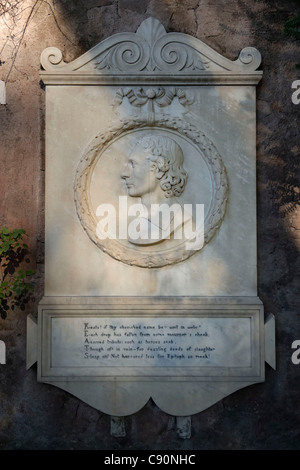 Plaque commémorative à John Keats dans le cimetière protestant (Cimitero Acattolico) Rome Italie Banque D'Images