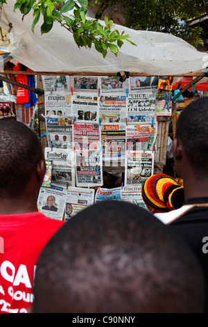 Les gens en face de kiosque au marché Darajani, Stonetown, Zanzibar City, Zanzibar, Tanzania, Africa Banque D'Images