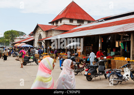 Les gens à marché Darajani, Stonetown, Zanzibar City, Zanzibar, Tanzania, Africa Banque D'Images