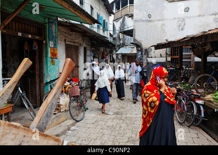 Les femmes musulmanes au marché Darajani, Stonetown, Zanzibar City, Zanzibar, Tanzania, Africa Banque D'Images