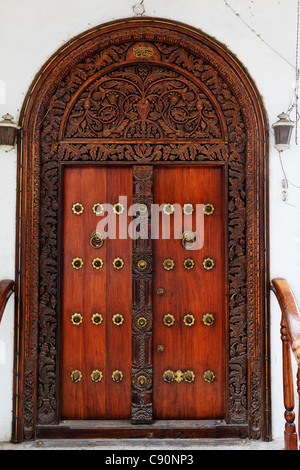Voir de porte en bois sculpté dans la ville de Zanzibar, Stonetown, Zanzibar, Tanzania, Africa Banque D'Images