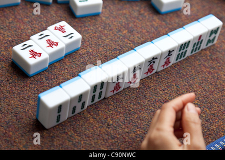 Femmes jouant Majiang, Mahjong, jeu de société chinois, sur la rue, Chongqing, Chine Banque D'Images