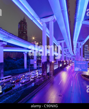 Luban Road Autoroute jusqu'à la nuit, Luwan, Shanghai, Chine Banque D'Images