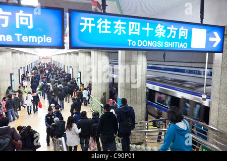 La station de métro Dongzhimen, métro, les caractères chinois, les passagers à l'heure, Beijing, République populaire de Chine Banque D'Images