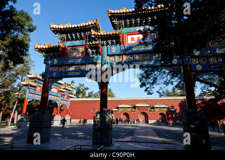 Matin le sport au Parc Jingshan au portail nord group jouer au badminton avec leurs pieds exercer Pékin tôt le matin Banque D'Images