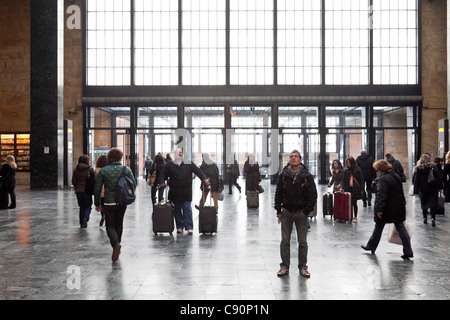 Les passagers à l'information à l'administration dans la gare principale Santa Maria Novella SMN nommé d'après l'église Santa María Banque D'Images