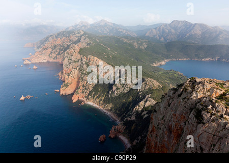 La randonnée le long de la côte de Capo Rosso entre Porto et Cargèse vue depuis la tour de Turghio Mer Méditerranée Porto Corse Banque D'Images