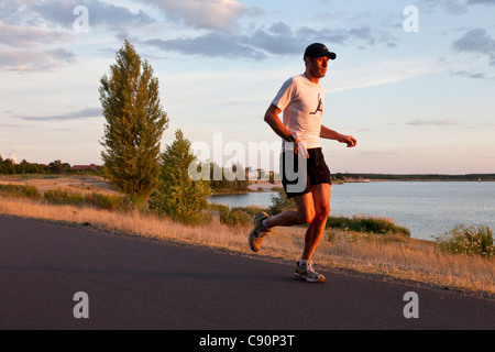 Jogger au lac de Cospuden, Leipzig, Saxe, Allemagne Banque D'Images