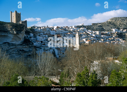 Alcala del Jucar est une petite colline dans la ville d'Albacete. Il y a un château maure sur la colline. Les bâtiments de la ville sont Banque D'Images