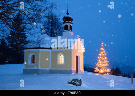 Chapelle avec arbre de Noël neige, Haute-Bavière, Allemagne, Europe Banque D'Images