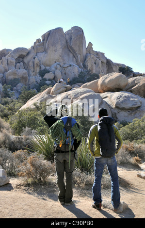 Randonneurs à Joshua Tree National Park, Californie du Sud, USA, Amérique Latine Banque D'Images