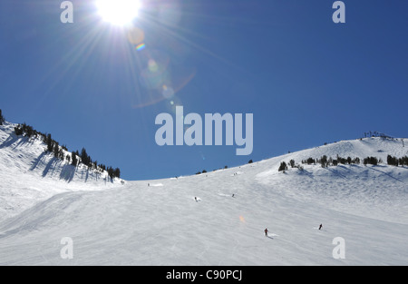 Ski dans la lumière du soleil, Mammoth Mountain, California, USA, Amérique Latine Banque D'Images