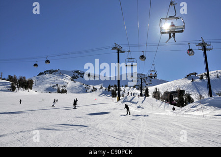 Les gens sur les pentes au soleil, Mammoth Mountain, California, USA, Amérique Latine Banque D'Images