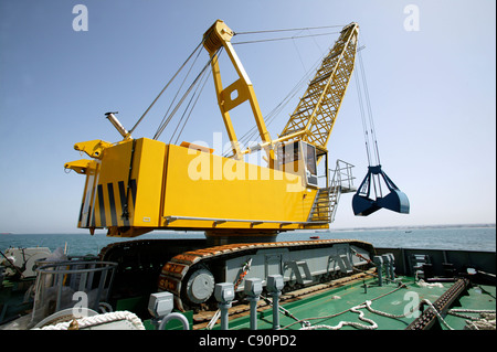 Dragage flottants sur la mer plate-forme Banque D'Images