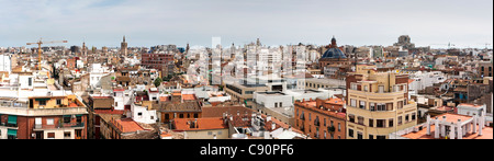 Panorama de la vieille ville au nord de la Torres de Quart, Valencia, Espagne Banque D'Images