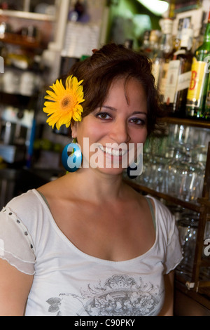 Jeune dame espagnole dans le bar la luzerne, Séville, Espagne Banque D'Images