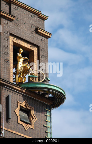 La météo Girl (Danois : Vejrpigen) sur la construction Richshuset Richs coin de Radhuspladsen et Copenhague Vesterbrogade Denma Banque D'Images