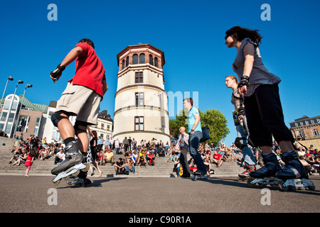 Patineur en face d'Anna, vieille ville, Düsseldorf, Düsseldorf, Rhénanie du Nord-Westphalie, Allemagne, Europe Banque D'Images