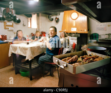 Manger en famille dans la cuisine de Venta Rasca restaurant traditionnel près de San Martin del Pimpollar Sierra de Gredos Castille et le Banque D'Images