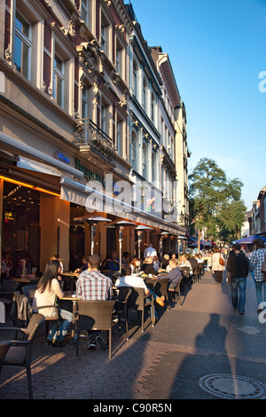 Les gens de cafés, Bolkerstrasse, vieille ville, Düsseldorf, Düsseldorf, Rhénanie du Nord-Westphalie, Allemagne, Europe Banque D'Images