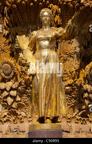 Détail de l'amitié d'or des Nations fontaine à l'exposition à Moscou, Russie Banque D'Images