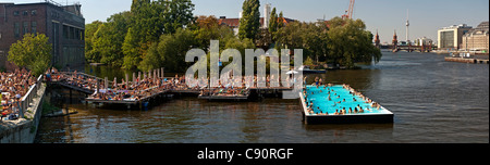 Badeschiff beach bar sur la rivière Spree, Berlin, Allemagne Banque D'Images