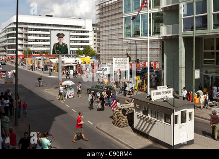 Checkpoint Charlie plus connus au point de passage du mur de Berlin entre l'Est et l'ouest de Berlin Friedrichstrasse de Berlin Mitte Berlin Germa Banque D'Images